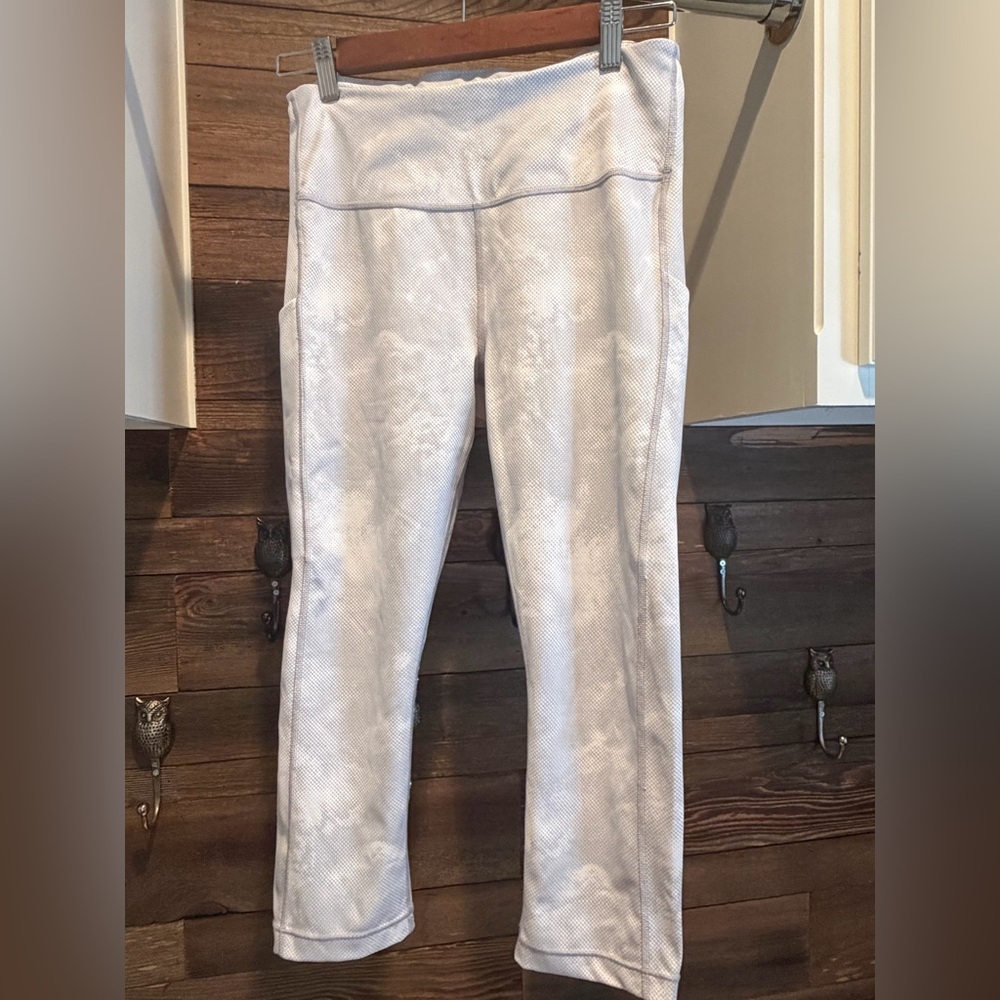 Athleta Like New Medium Ultimate Stash Pocket Limited Edition Print Capri
